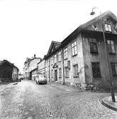 Träkåkar på Kyrkogårdsgatan mot söder från Tomtgränd, 1959-04-10