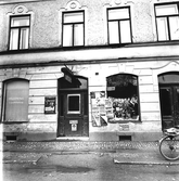 Entré till Elna Nilssons tobaksaffär och Hellströms karamelltilverkning på Kyrkogårdsgatan 16, 1959-04-10
