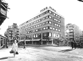 Försäkringsbolaget Fylgia vid sydvästra hörnet Drottninggatan-Rudbecksgatan, 1961-05-26