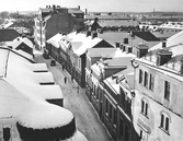 Vy över hustak med snö på Kyrkogårdsgatan mot söder, 1960-TAL