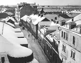 Vy över hustak med snö på Kyrkogårdsgatan mot söder, 1960-TAL
