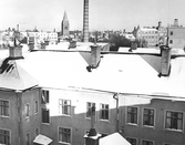 Vy mot Nikolaikyrkan över hustaken väster om Kyrkogårdsgatan, 1960-tal