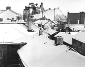 Snöiga hustak vid Kyrkogårdsgatan mot Näbbtorget, 1960-tal