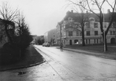 Cyklist vid hyreshus på Malmgatan, 1965
