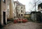 Trädgårdsmöbler på gård vid Jackobsgatan 1974