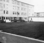 Lägenheter med uteplatser i Markbackens bostadsområde, 1960-tal