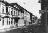Bil parkerad på Nygatan mot öster från Köpmangatan, efter 1967