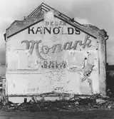 Reklam på rivningshus på Västra Nobelgatan, 1970-tal