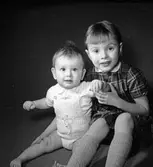 Syskonbild, flicka och pojke.
Familjen Arne Pettersson.