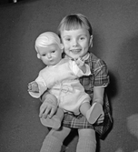 Familjen Arne Pettersson, flicka med docka