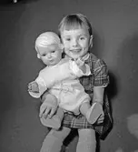 Familjen Arne Pettersson, flicka med docka