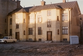 Bil vid rivningshus i kvarteret Riddarsporren på väster, 1975