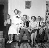 Konfirmand Siv Östman (andra från vänster) tillsammans med sin familj i hemmet