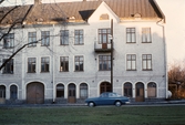 Bil kör förbi rivningshus på Hertig Karls allé, 1975