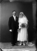 Brudparet Andersson från Uppskedika, Hökhuvud socken, Uppland 1923