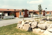 Lekande barn vid radhus i Odensbacken, 1970-tal