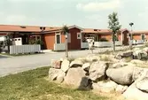 Lekande barn vid radhus i Odensbacken, 1970-tal