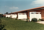 Uteplatser vid radhus på Midgårdsvägen i Odensbacken, 1970-tal