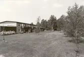 Radhus vid gräsmatta i Odensbacken, 1970-tal