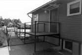 Rullstolsramp till hyreshus på Östra vägen i Odensbacken, 1970-tal