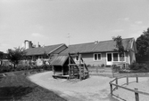 Hyreshus med lekplats på Östra vägen i Odensbacken, 1970-TAL
