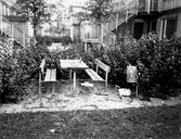Nedskräpning på uteplats vid studentlägenheter på Grankottevägen 117 B, 1978-09-05