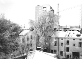 Rivningshus framför nybyggnation av hyreshus vid Drottninggatan, 1960-1961