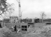 Byggkran sträcker sig över nybyggnation i kvarteret Tunnbindaren, oktober 1959