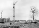 Grävmaskin på tomt i kvarteret Tunnbindaren, oktober 1959