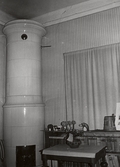 Kakelugn i vardagsrum på Hertig Karls allé 10, 1970-tal