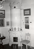 Utsirad kakelugn i vardagsrum på Hertig Karls allé 10, 1970-tal