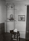 Kakelugn i rum på Hertig Karls allé 10, 1970-tal