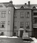 Bil parkerad på innergård på Hertig Karls allé 12, 1970-tal
