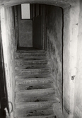 Sliten källartrappa på Hertig Karls allé 12, 1970-tal