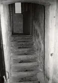 Sliten källartrappa på Hertig Karls allé 12, 1970-tal