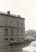 Parkerade bilar på Karlslundsgatan 11, 1970-tal