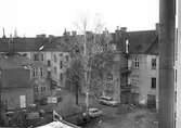 Bilar parkerade på innergård på Ringgatan, 1970-tal