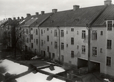 Vy över innergård med förråd på Ringgatan, 1970-tal