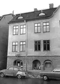 Parkerade bilar vid Ringgatan 9, 1970-tal
