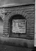 Reklamskylt för filmklubben Röda Lyktan på fönster på Ringgatan 9, 1970-tal