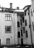 Lägenheter mot innergård i hörnhus på Ringgatan 9 och Karlslundsgatan 12, 1970-tal
