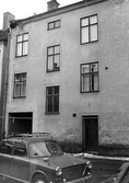 Bil på bakgården till Karlslundsgatan 14, 1970-tal