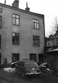 Parkerad bil på bakgård till Karlslundsgatan 14, 1970-tal