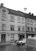 Parkerade bilar på Karlslundsgatan 16, 1970-tal