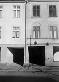 Inkörsportar till bakgård på Karlslundsgatan 16, 1970-tal