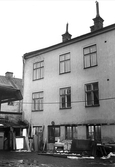 Skräp på bakgården till Karlslundsgatan 16, 1970-tal