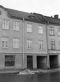 Inkörsportar till bakgård på Karlslundsgatan 16, 18, 1970-tal