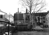 Bil parkerad på innergård till karlslundsgatan 16, 18, 1970-tal