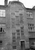 Fönster i trapphus på hyreshus på Karlslundsgatan 16, 18, 1970-tal