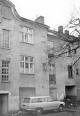 Parkerad bil på bakgård till Karlslundsgatan 16, 18, 1970-tal